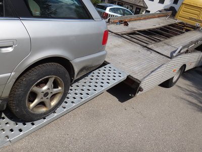 Auto caricata sul carro attrezzi per il trasporto in officina dopo un guasto